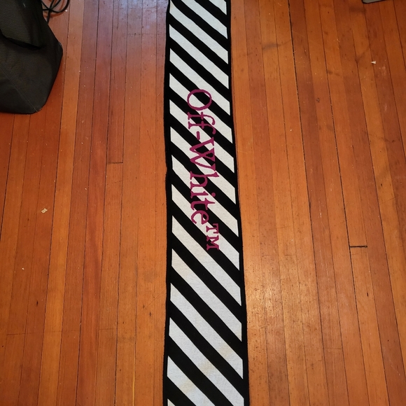 Off-White Diagonal Scarf - Picture 6 of 6